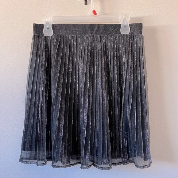 Ardene - Metallic Mini Pleated Skirt. Size: M - Picture 2 of 4
